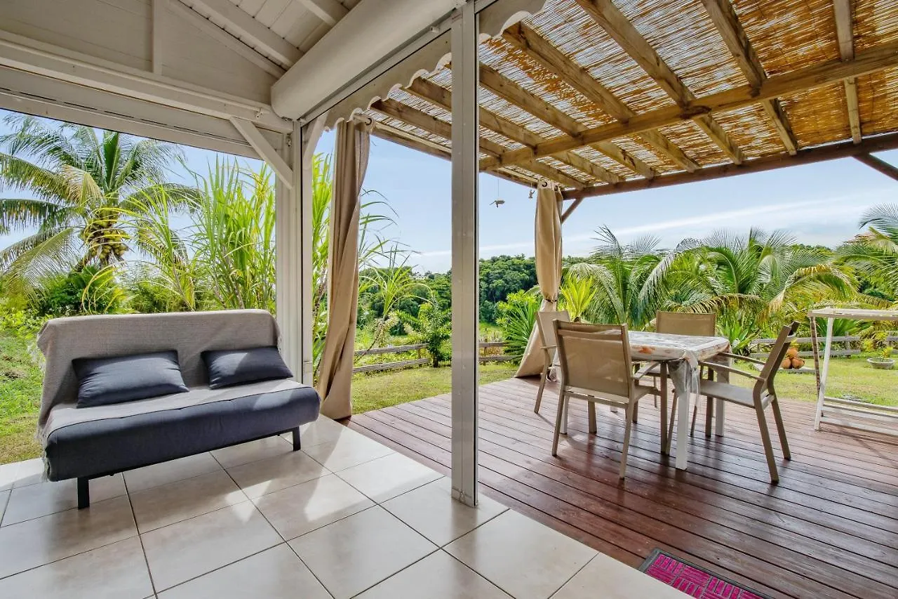 Bungalow Charmant A Petit Bourg Avec Piscine Partagee